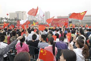 沙漠王子上线！内马尔身着沙特传统服饰，拍摄广告